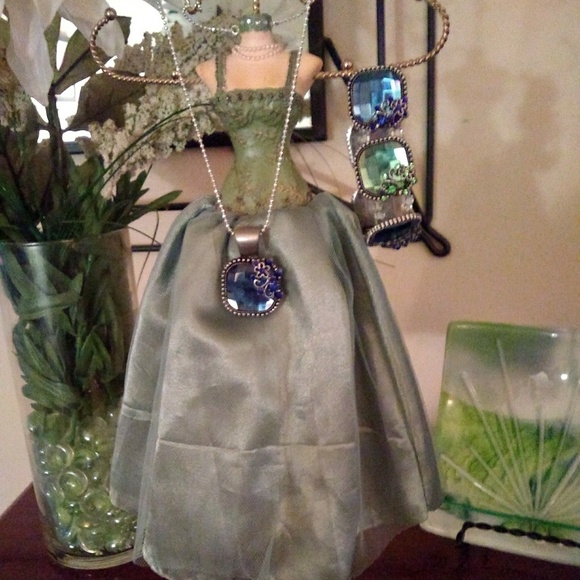 Bundle 2 for $15! Beautiful Jewelry Set! - Picture 2 of 5